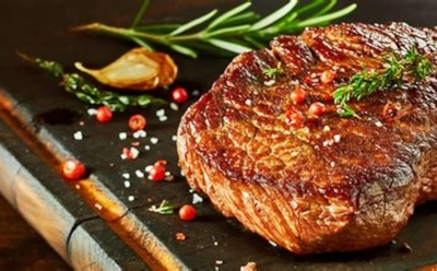 Стейк шипит, но не румянится: это упущение перед жаркой превращает мясо в сухую подошву