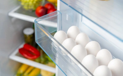 Дверца холодильника — худшее место для яиц: почему их лучше переложить и не мыть после покупки