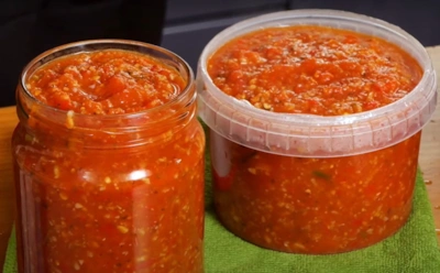 Эта густая аджика не требует варки: весь вкус держится на перце, зелени и горсти орехов