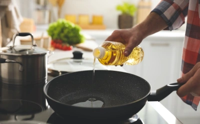 Бутылка масла стоит у плиты на каждой кухне: почему после открытия ей нужно найти другое место