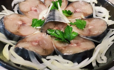 Эта малосольная скумбрия готова уже к утру: рыба получается сочной, аппетитной и ароматной