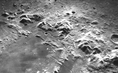 На Луне есть Альпы, море и тьма: 7 объектов, которые выглядят на снимках невероятно