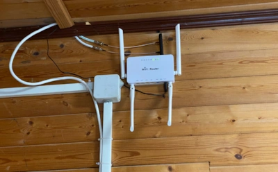 В доме интернет летает, а на участке не грузит: как усилить дачный Wi-Fi без покупки дорогого оборудования