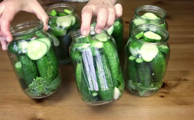 Огурцы солю только с крапивой: что жгучая трава меняет во вкусе, цвете и плотности закрутки