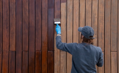 Покрасил забор — а он снова облез: как грамотно подготовить древесину к новой покраске