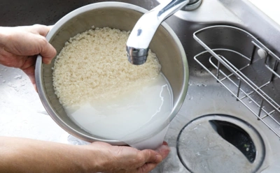 Чем больше воды, тем меньше слипается рис: способ варки, который работает вопреки классическому методу