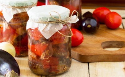 Не икра и не лечо: вкуснейший слоеный салат на зиму из баклажанов с перцем, луком и чесноком
