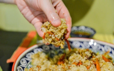 Что класть в казан первым — мясо или лук: спор, который решает не рецепт, а температура