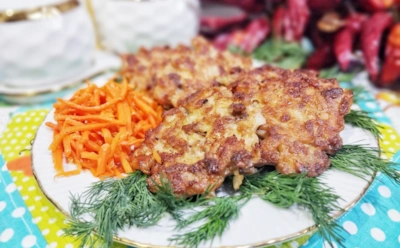 Обычный фарш превратила в мясные оладьи: один ингредиент сделает их особенно нежными