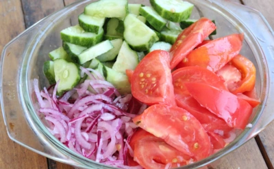 Помидоры и огурцы те же, а вкус другой: эти 3 заправки делают привычный салат заметно интереснее