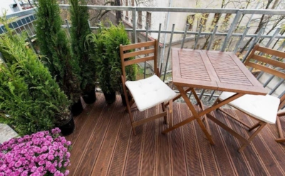 Балкон — не продолжение гостиной: чем его обставить, чтобы мебель не боялась солнца и сырости