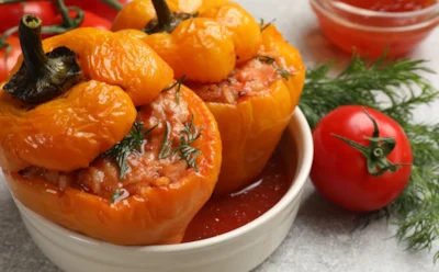 Перец начиняю не рисом, а мясом с овощами: блюдо получается сочнее, а начинка — не такой плотной