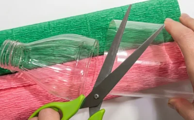 Режу пластиковые бутылки на кольца по 5–7 см: они в момент расходятся по дому и даче одно за другим