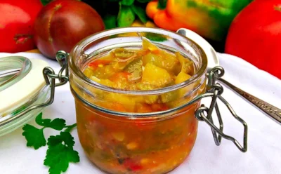 Когда хочу салат, а не икру, готовлю кабачки так: кусочки сохраняются целыми даже после варки