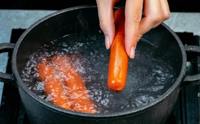 Сырыми мы называем их зря: какие сосиски можно есть прямо из пачки, а какие — сначала отварить