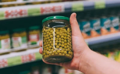 Новогоднюю корзину начинаю собирать в октябре: эти продукты спокойно пролежат до застолья