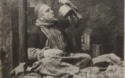 Александр Вишневский в роли Татарина в спектакле «На дне»