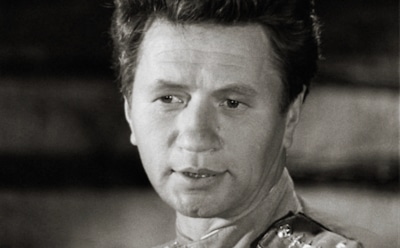 Леонид Быков в образе Маэстро в фильме «В бой идут одни "старики"»