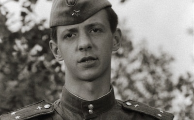 Сергей Иванов в образе Кузнечика в фильме «В бой идут одни “старики”»