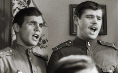 Смуглянка (Сергей Подгорный) и Иван Федорович (Александр Немченко) в фильме «В бой идут одни "старики"»