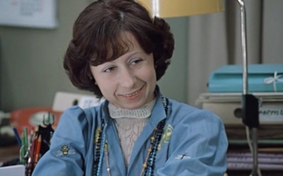 Лия Ахеджакова в образе Верочки в фильме «Служебный роман»