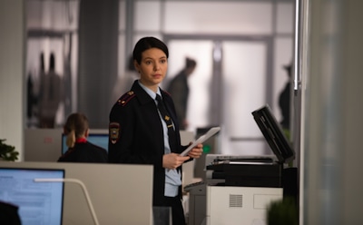 Владислава Ермолаева в образе Александры Поповой в сериале «Девушки с Макаровым»