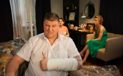 Андрей Свиридов в образе Гены в сериале «СашаТаня»