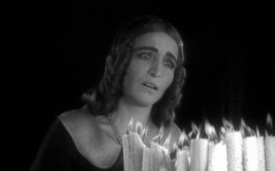 Маргарит Ганс в образе Мадлен Ашер в фильме «Падение дома Ашеров»