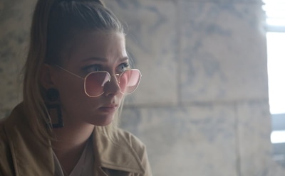 Тина Стойилкович в образе Пош в сериале «Оффлайн»