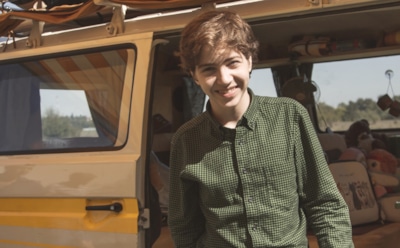 Артем Фадеев в образе Кирилла в сериале «Погнали»