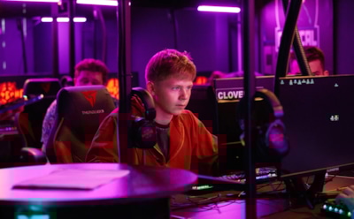 Александр Новиков в образе Глеба в сериале «Политех»