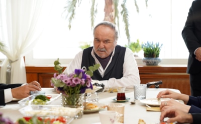 Четин Текиндор в образе Халиса Корхана в сериале «Зимородок»