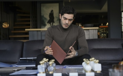 Бурак Дениз в образе Кенана в сериале «Совершенно другой»