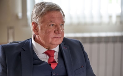 Роман Мадянов в образе Урбанаса в сериале «Алла, такси!»