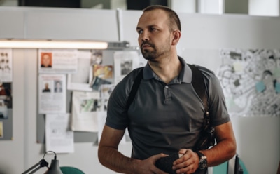 Сергей Интяков в образе Суслова в сериале «Такси под прикрытием»