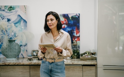 Екатерина Волкова в образе Жанны в сериале «Постучись в мою дверь в Москве»