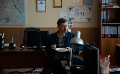 Степан Абрамов в образе Долбунова в сериале «Емеля»