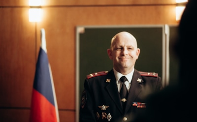 Федор Лавров в образе Бибикова в сериале «Ухожу красиво»