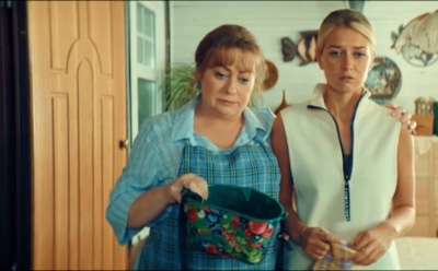 Наталья Пыжова (Мария Аронова) и Лена Пыжова (Анастасия Калашникова) в сериале «Праздники»