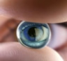 В глазу британской пенсионерки нашли 27 забытых линз