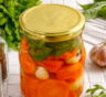 Вкусно и полезно: маринованная морковь с чесноком и зеленью — идеальная закуска и заправка для супов, готовим по простому рецепту