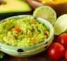 Традиционный вкус Мексики на вашем столе: как приготовить гуакамоле с авокадо и лаймом — свежий и пикантный соус для любых блюд