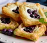 Слойки с творогом и черникой за 35 минут: легкий и полезный рецепт для быстрого завтрака — как приготовить вкусное лакомство для всей семьи