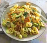 Курица и кукуруза, паста, песто — вот так блюдо: сытный салат со свежим соусом — полезное угощение