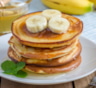 Банановые оладьи для всей семьи: нежный вкус и минимум усилий — быстрый десерт