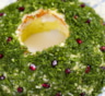 Незабываемый вкус и эффектная подача: «Рождественский венок» украсит праздничный стол — салат для торжества