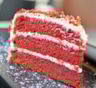 Эффектный торт «Красный бархат»: нежные коржи с кремом маскарпоне — классика для праздничного стола