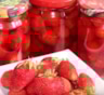 Мы свое лето храним надежно — в банках: такая клубничная заготовка перенесет вас из зимней стужи в теплые деньки в один момент