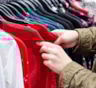 Одежда с прилавка хранит сюрпризы: врачи предупредили о скрытой опасности новых вещей для кожи