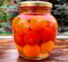 Маринованные помидоры в медовом маринаде — эта заготовка всегда уходит первой: ради такого вкуса точно стоит закатать пару баночек